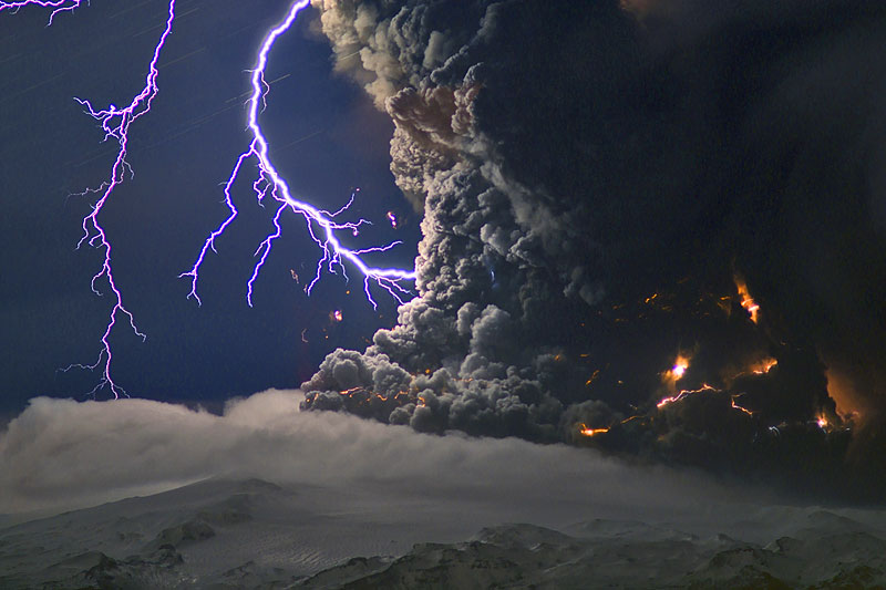 https://cdn.pmylund.com/blog/content/2010/04/eyjafjallajokull-lightning_by_discharge.jpg